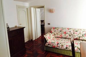 a living room with a couch and a table at Appartamento Petrarca in Parma
