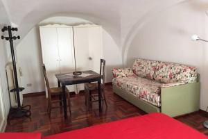 a living room with a couch and a table at Appartamento Petrarca in Parma