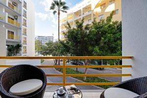 En balkon eller terrasse på Vilamoura Design with Pool by Homing