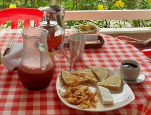 ein Teller mit Lebensmitteln auf einem rot-weißen karierten Tisch in der Unterkunft ESTACION PARAISO DE DANTAS in San Rafael