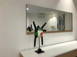uma estátua de uma pessoa numa prateleira em frente a um espelho em Lisbon10 em Lisboa