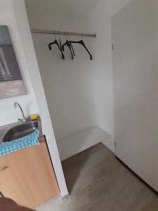 una pequeña cocina con fregadero y encimera en Studio Apartment en Alsdorf