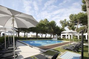 Bazén v ubytování International Beach Hotel nebo v jeho okolí