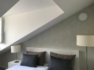 un dormitorio con una cama con dos almohadas en Lisbon10, en Lisboa