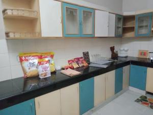 Kuchyň nebo kuchyňský kout v ubytování Pamposh Guest House, Gurgaon