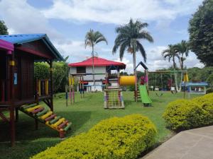 un parque infantil en un complejo con tobogán en Finca Hotel la Manuela, en Armenia