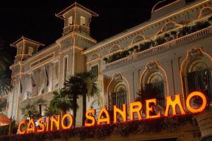 un edificio con un cartel delante de él por la noche en Trilocale Gianluca, en San Remo