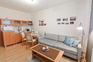 sala de estar con sofá y mesa en Penzion Modul, en Námestovo
