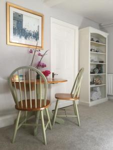 comedor con mesa y 2 sillas en Fabulous Apartment in Historic House in St Aubin en Saint Aubin