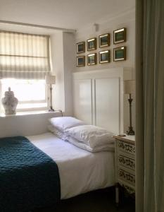 מיטה או מיטות בחדר ב-Fabulous Apartment in Historic House in St Aubin