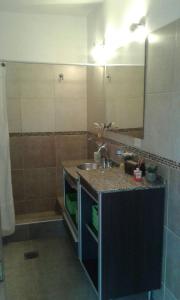 uma casa de banho com um lavatório e um espelho em Casa Familiar Villa Carlos Paz em Villa Carlos Paz
