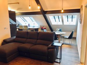 een woonkamer met een bank en een tafel bij Millstream Mews in Bakewell