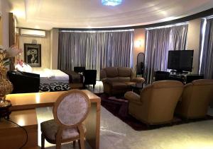 科托努阳光海滩酒店的客厅配有床、沙发和椅子