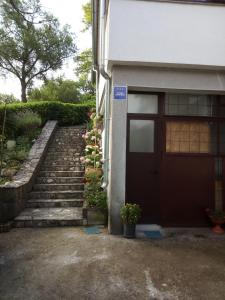 um edifício com uma porta e escadas em frente em Apartman - studio em Buzet
