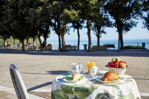 a table with a bowl of fruit and a bowl of bread at AleMar Sirolo in Sirolo