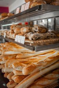 un montón de panes expuestos en una panadería en Hôtel Du Soleil, en Saint-Raphaël