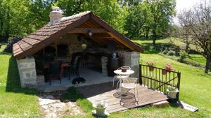 Cabaña pequeña con terraza de madera en un patio en La Noyeraie Rocamadour en Rocamadour