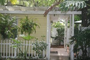 Ein Garten an der Unterkunft Pirates Pointe Resort