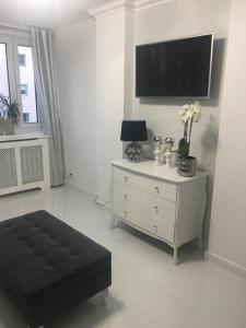 Televízia a/alebo spoločenská miestnosť v ubytovaní Apartament Chanel Centrum