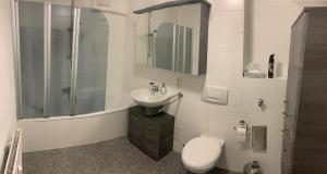 A bathroom at Apartment Altstadt