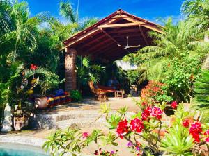 un complejo con piscina y pabellón en Hacienda La Rusa, en Barra de Potosí