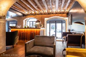 ein Wohnzimmer mit einem Sofa und einer Bar in der Unterkunft Dare Lisbon House in Lissabon