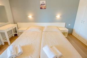 A bed or beds in a room at Chandris Apartments