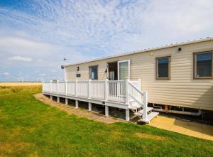 Gallery image of River Lodge Platinum Plus Holiday Home with River Views, Free Wifi & Netflix in Camber