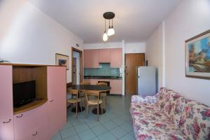 un soggiorno e una cucina con divano e tavolo di Appartamento Mediterraneo a San Benedetto del Tronto