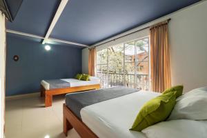 1 dormitorio con 2 camas y ventana grande en Ayenda 1405 Ibiza, en Cali