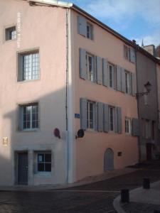 ジョアンヴィルにあるletrilogis2の黒窓と通りの白い大きな建物