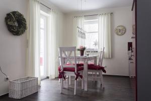 ein Esszimmer mit einem weißen Tisch und Stühlen in der Unterkunft Haus Am Lagunenbad Ferienwohnung Ettelsberg in Willingen