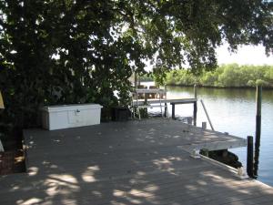 Blick auf einen Fluss in der Nähe der Villa