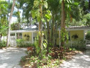 Ein Garten an der Unterkunft Pirates Pointe Resort
