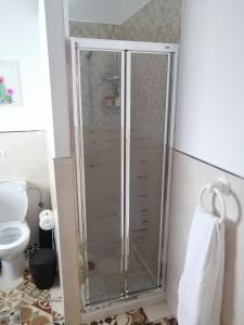uma cabina de duche na casa de banho com WC em Mary's Home em Moya