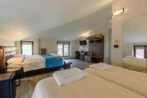 Un pat sau paturi într-o cameră la Hotel & Apartments " Perpoin "