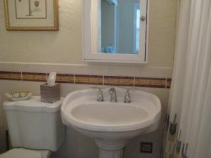 Ein Badezimmer in der Unterkunft Pirates Pointe Resort