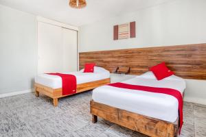 A bed or beds in a room at Hotel Suites Puebla