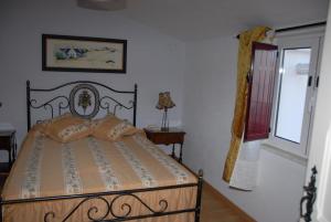 1 dormitorio con cama y ventana en Casa do Coreto en Crato