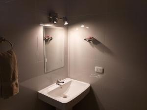 钦博特Hotel Camino Real的带水槽和镜子的浴室