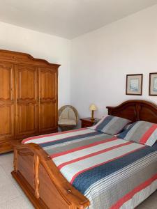 sypialnia z dużym łóżkiem i drewnianymi meblami w obiekcie Casitas Rosheli w mieście Los Llanos de Aridane +37 zdjęć