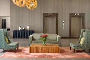 Coast Chilliwack Hotel by APA的休息区