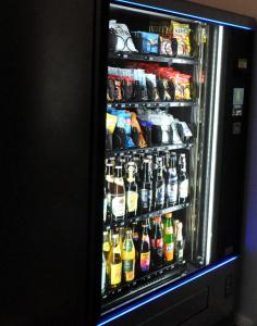 einen Kühlschrank mit vielen Getränken und Soda in der Unterkunft Hotel Perlach Allee by Blattl in München