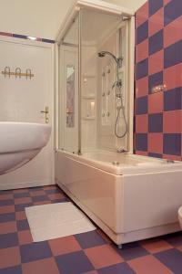 y baño con ducha, bañera y lavamanos. en Villa Noemi Bed&Breakfast en Pisa