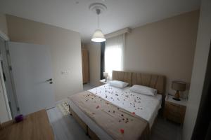 una camera da letto con un letto con fiori rossi di city59 Suit Otel a Köseilyas