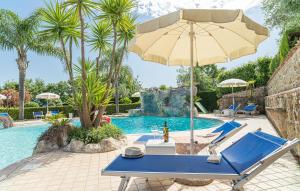uma mesa azul com um guarda-chuva ao lado de uma piscina em Residence Villa Rosi em Laureana Cilento