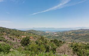 uma vista de um vale com o oceano à distância em Residence Villa Rosi em Laureana Cilento