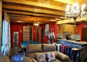 salon ze stołem bilardowym i kuchnią w obiekcie Complejo Casas Rurales MANSIONES Y VILLAS DELUXE w mieście Collado Mediano