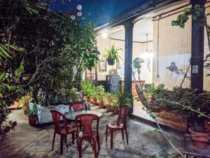 a patio with a table and chairs and plants at Casa Seibel in Quetzaltenango