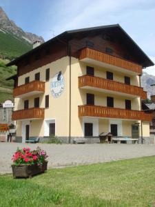 a building with balconies on the side of it at Residence Raethia tra Bormio e Livigno in Valdidentro
